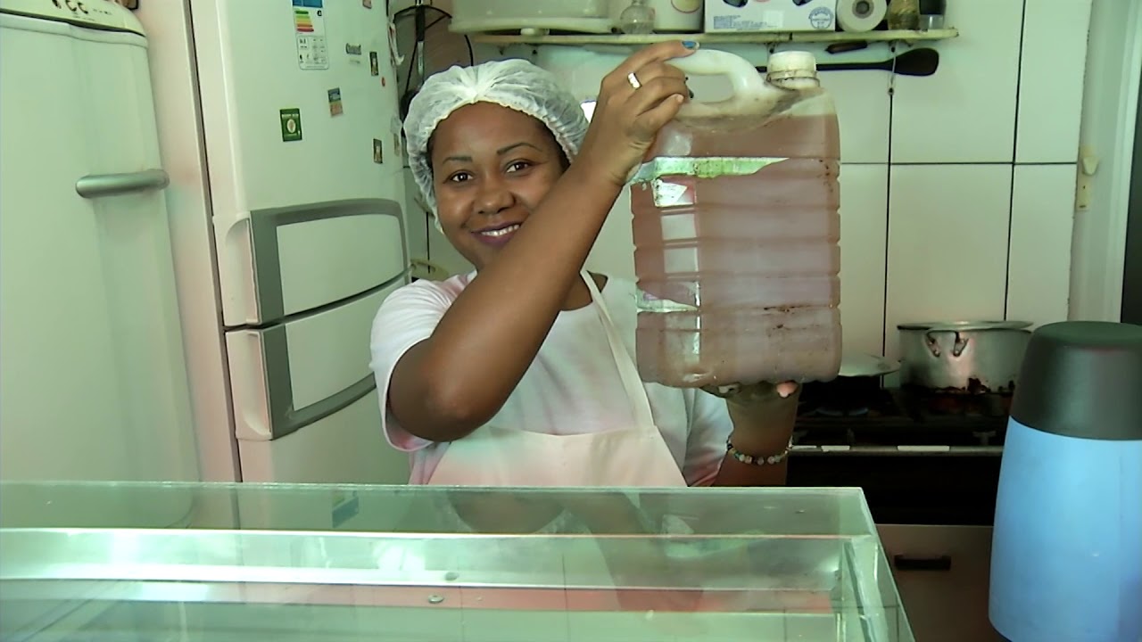 Reciclagem de óleo de cozinha vira renda para comunidade da zona sul