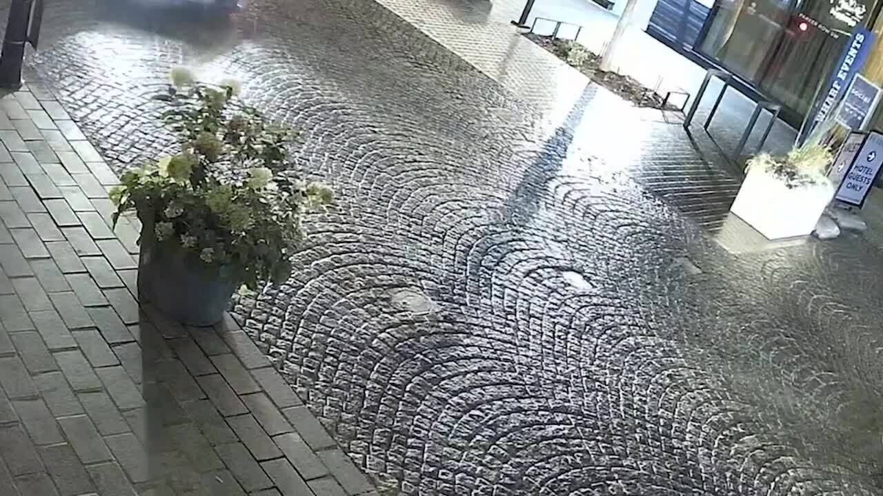 DC police looking for suspects, car involved in armed robbery