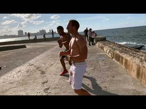 Cubanos bailando en el Malecon, Cuba HD