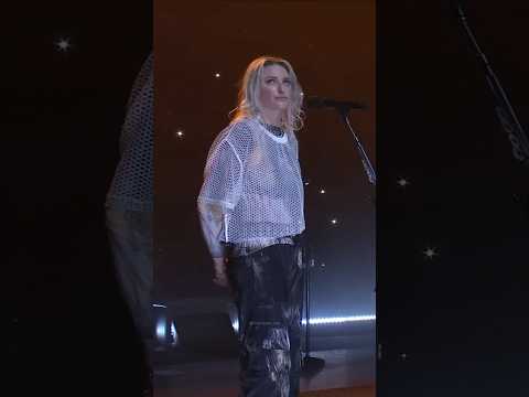 Emily Armstrong had a million thoughts in her head during moments like this... 🖤