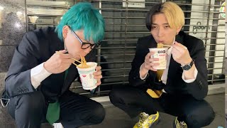 ずっと2人で持ってるのかわいいw - 【駅リレー】4年ぶりに相馬さんとコンビニ飯食べたら最後に感動待ってた