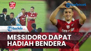 Persis Hari Ini: Messidoro Dapat Hadiah Bendera Argentina dari Suporter Persis Solo