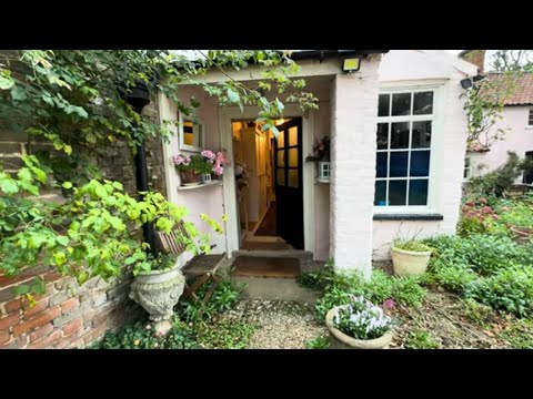 HOUSE TOUR | A 400 Year Old Farmhouse And Cottage in the English Countryside In Autumn