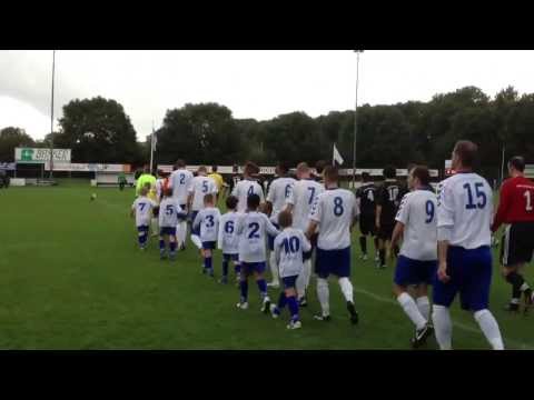 Sliedrecht 1 - Zaamslag, opkomst met de jeugdspelers van Sliedrecht F2 (5-10-2013) uitslag 6-2