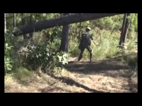 Soldiers from 3rd Brigade Combat Team, Bravo Company 1-187 Infantry Regiment advances in JRTC