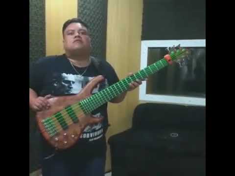 Junior groovador tocando Nirvana