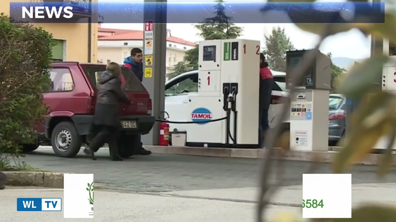 Carburanti, Urso: “Prorogare gli sconti, aumentare la produzione delle raffinerie”