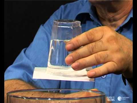 L'eau est arrêtée par le papier