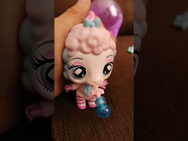 Vídeo relacionado con IMC Toys Confetti Party, Mini Muñeca Animalito Sorpresa Coleccionable que Infla Globos con 8 Accesorios, Juguete Regalo para Niñas y Niños +3 Años