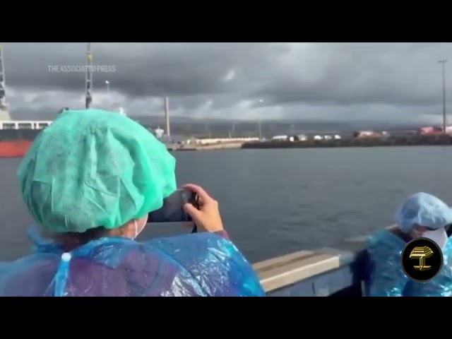 Pasajeros desembarcando del barco del hantavirus en Tenerife