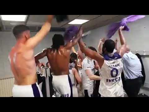 Celebración del UEMC RV Baloncesto en el vestuario tras clasificarse a la Final Four