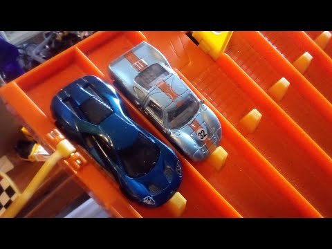 1966 Ford GT40 vs 2017 Ford GT. Classic vs Modern.
