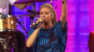 Crystal Lewis performing &quot;I Now Live&quot; at Harvest Crusade 2014 (@thecrystallewis)