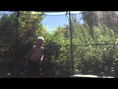 William och Henry visar volter