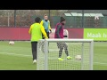 Robin van Persie keert na twee weken weer terug op het trainingsveld