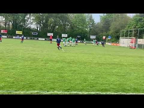 Merijn Notenboom met een vrije trap op de lat (Bavel-JEKA)