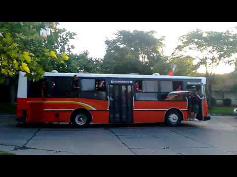 "Caravana interminable de los borrachos del tablon rumbo al Minella" Barra: Los Borrachos del Tablón • Club: River Plate