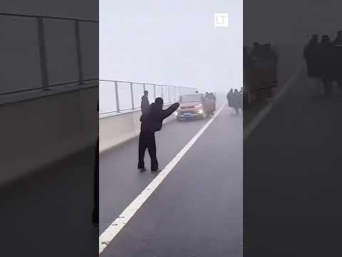 Más de 100 vehículos chocan en cadena #china #choque #niebla