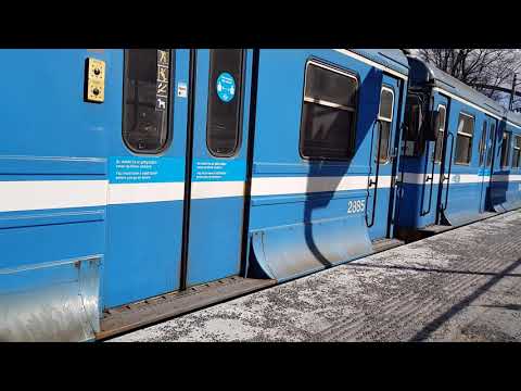 C8/C10/C11-tåg ankommer och lämnar Sickla (Saltsjöbanan)