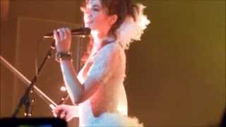 Lindsey Stirling Sings &quot;We Found Love&quot; Chicago