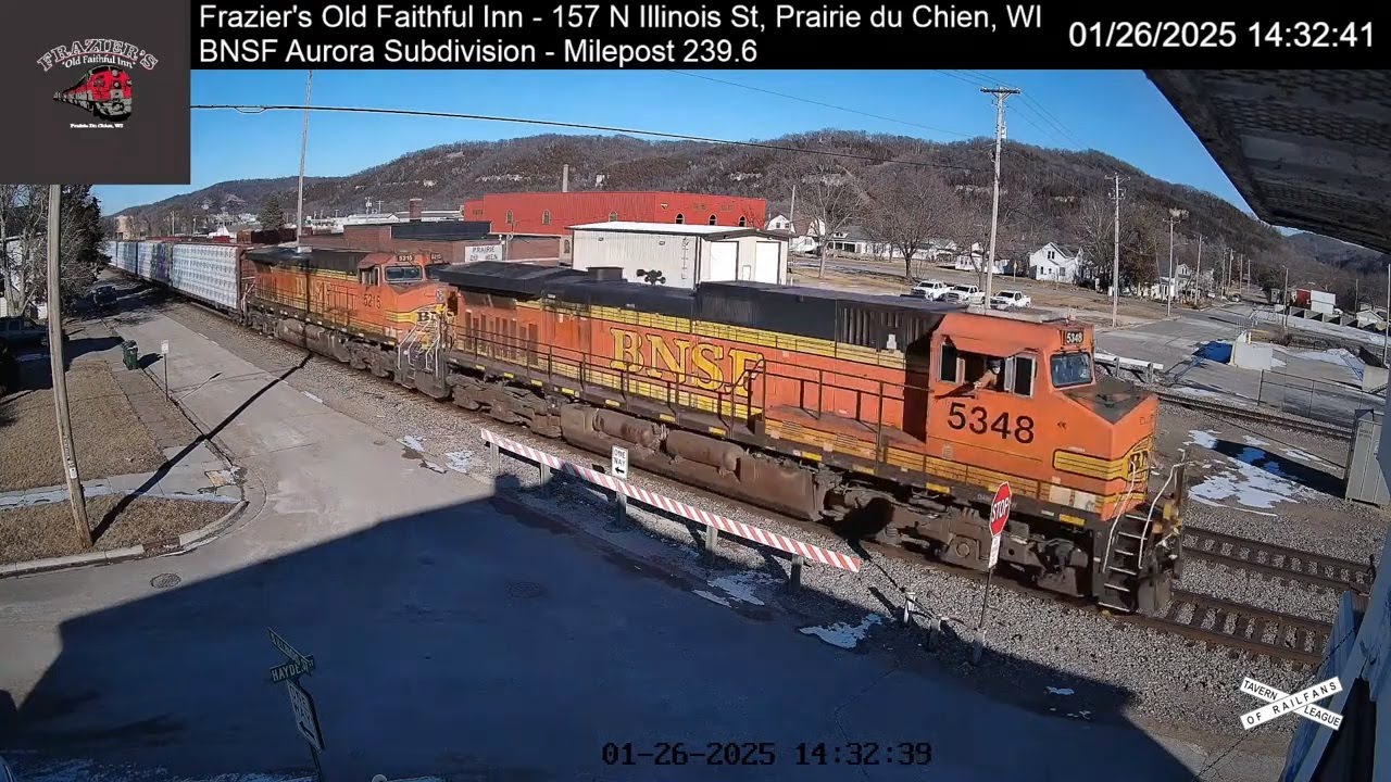 Live webcam view of Cámara Ferroviaria Old Faithful Inn