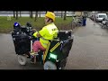 Milko gaat op zijn scootmobiel met speakers door het Kralingse Bos. Op de achtergrond is Beach Ho...