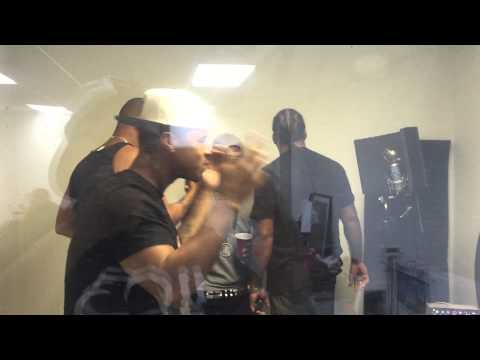 Rickylindo colaborando con R-1 La Esencia & Fuego "Vamo Hacer un Coro