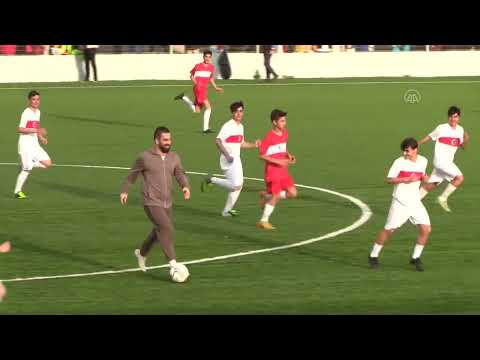 Arda Turan zəlzələdən əziyyət çəkən uşaqlarla futbol oynadı — Video 