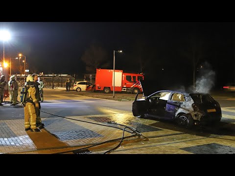 Zuidlaren - Achterzijde van auto in brand op carpoolplaats Zuidlaren