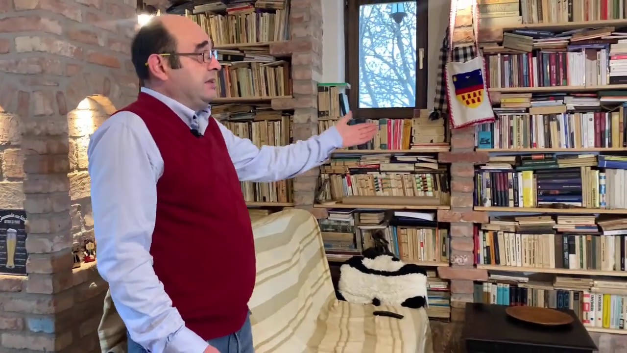 Rafturi de bibliotec? zidite din c?r?mid? veche