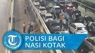 Polisi di Depan DPR Bagikan Nasi Kotak ke Pengguna Jalan yang Terjebak di Tol Dalam Kota