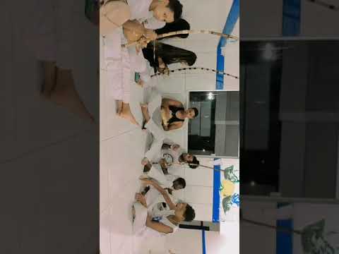 menina enxuga a lágrima do rosto