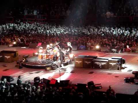 Metallica Bercy 020409 - Hits The Lights