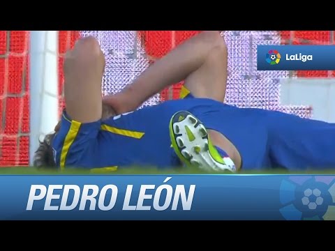Pedro León remata solo ante portería y envía el balón fuera