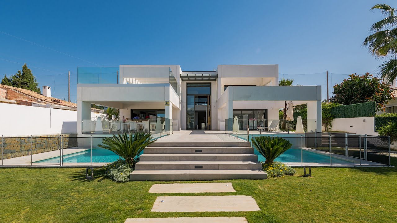 Light-bathed contemporary villa for sale in Guadalmina Alta, San Pedro de Alcantara, Marbella