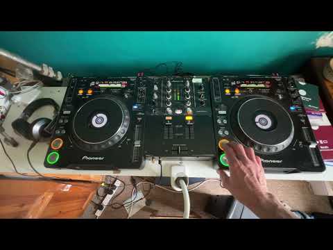 SIMPLE BASS SWAP DJ MIXING DEMONSTRATION TUTORIAL FOR BEGINNERS