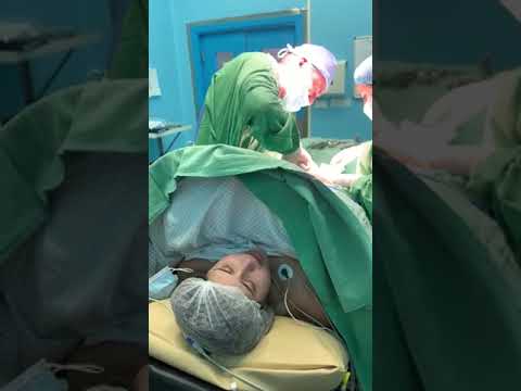 , title : 'سيّدة لبنانية تغنّي لفيروز أثناء الولادة في غرفة العمليات'