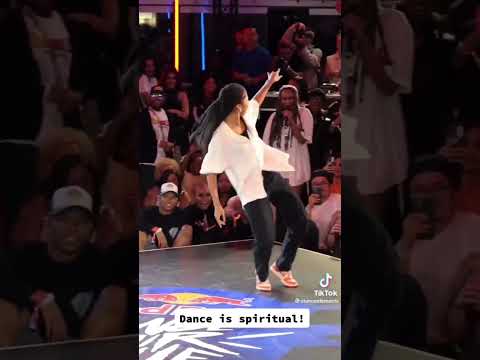 Banky W wife, Adesua Etomi stuns crowd with her dance moves as she commits murder on the dance floor