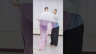 今までで一番破裂音が大きかった。　この服を着て、巨大風船割りに挑戦してみます（2）