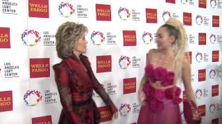 Jane Fonda Kisses Miley Cyrus&#39; Belly
