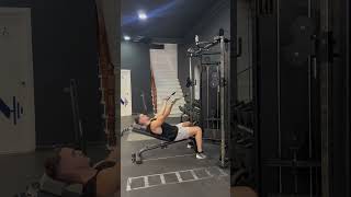 CURL DE BÍCEPS DESDE POLEA ALTA A DOS MANOS EN BANCO