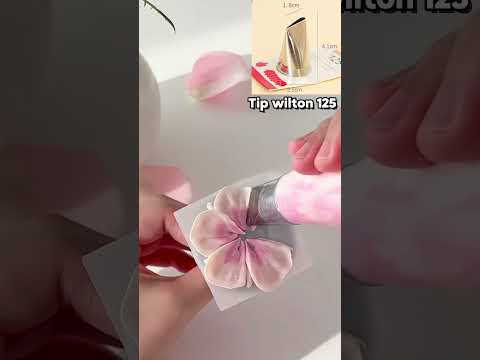 Pipe a realistic buttercream Flower with me #cakedecoration #easybaking #pipingnozzles #buttercream