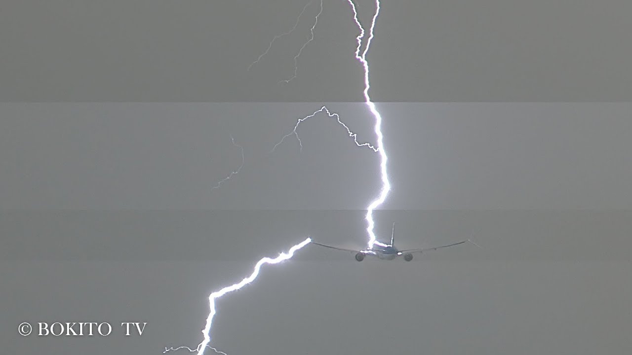 'Lightning Strike' B777-300 on departure @ KL743 // PH-BVS