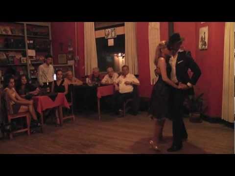 Anabella Belmonte y Michael Lang (Zorro gris)