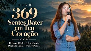 Hino 369 CCB – Sentes Bater em Teu Coração | Rebecca Udell, Felipe Garcia e Doglinha Vieira