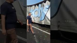 UPDATE VIDEO FOTO Bere împrăștiată pe DN14. S-a rupt prelata unui camion 3 video