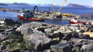 preview picture of video 'Offshore vessel unloading at Kirkegårdsøya at Polarbase'