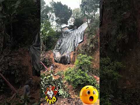 CASAS EM RISCOS NA VIELA DA SUBIDA DO BAR OITO NO MORRO DO KIABO FAVELA DO JUSTINO MORADORES TRABALHANDO