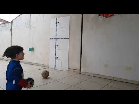 um menino jogando basquete  (completamente incrível e completamente lento)