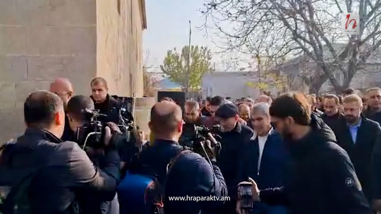 Նիկոլ Փաշինյանին պատարագի ուղեկցում է Արամ Սարգսյանը